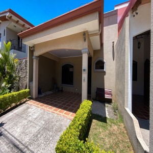 Casas-SE VENDE LINDA CASA EN ALAJUELA